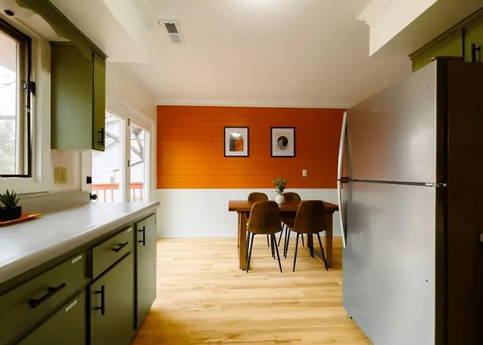 Cozy Long Near Downtown And Workspace Ferienhaus