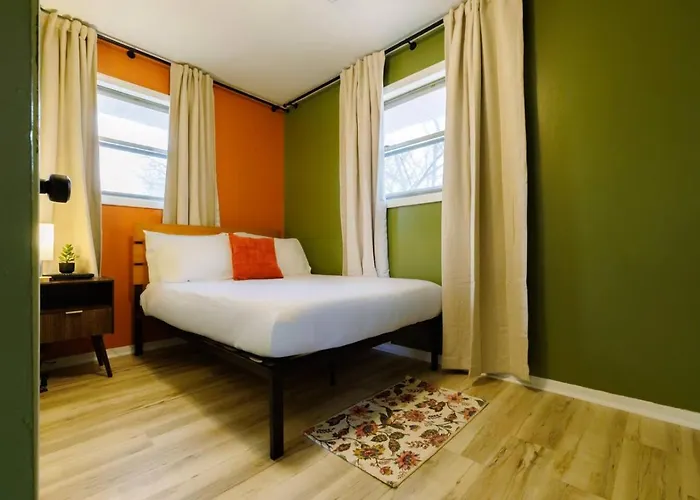Cozy Long Near Downtown And Workspace Peoria